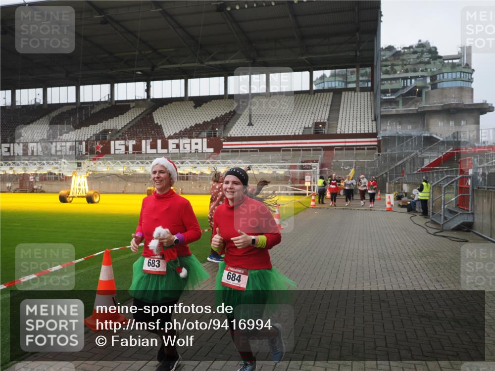 07.12.2025 - St. Pauli X-Mass-Run No. 15 Fabian Wolf http://msf.ph/oto/9416994 07.12.2025 11:13:05 Ziel 17, 22, 47, 681, 683, 684, 919, 1022, 1175, 1178, 1703, 4795, 4796 meine-sportfotos.de