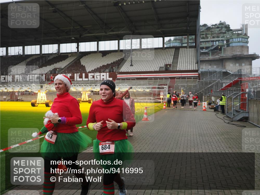 07.12.2025 - St. Pauli X-Mass-Run No. 15 Fabian Wolf http://msf.ph/oto/9416995 07.12.2025 11:13:06 Ziel 17, 22, 47, 681, 683, 684, 919, 1022, 1175, 1178, 1645, 1646, 1703, 4796 meine-sportfotos.de