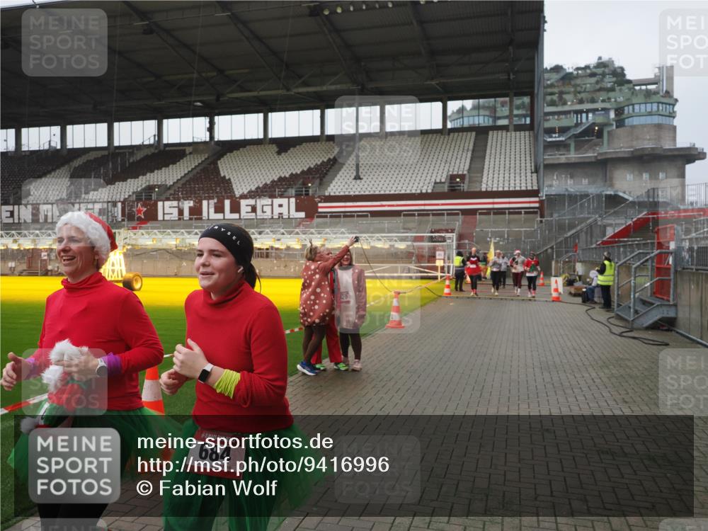 07.12.2025 - St. Pauli X-Mass-Run No. 15 Fabian Wolf http://msf.ph/oto/9416996 07.12.2025 11:13:06 Ziel 17, 22, 47, 681, 683, 684, 919, 1022, 1175, 1178, 1645, 1646, 1703, 4796 meine-sportfotos.de