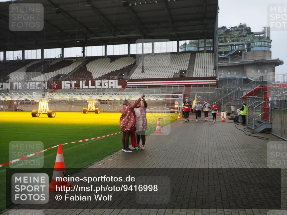 07.12.2025 - St. Pauli X-Mass-Run No. 15 Fabian Wolf http://msf.ph/oto/9416998 07.12.2025 11:13:07 Ziel 17, 22, 47, 681, 683, 684, 919, 1022, 1175, 1178, 1645, 1646, 1647, 1703 meine-sportfotos.de