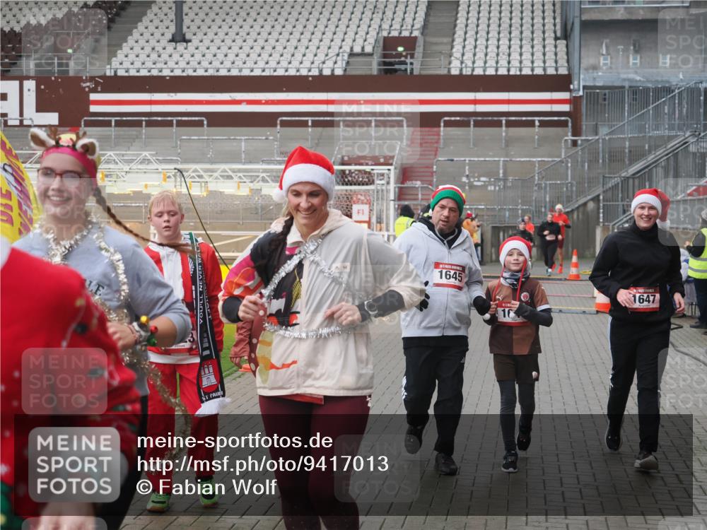 07.12.2025 - St. Pauli X-Mass-Run No. 15 Fabian Wolf http://msf.ph/oto/9417013 07.12.2025 11:13:15 Ziel 17, 22, 47, 683, 684, 1022, 1645, 1646, 1647, 2125 meine-sportfotos.de
