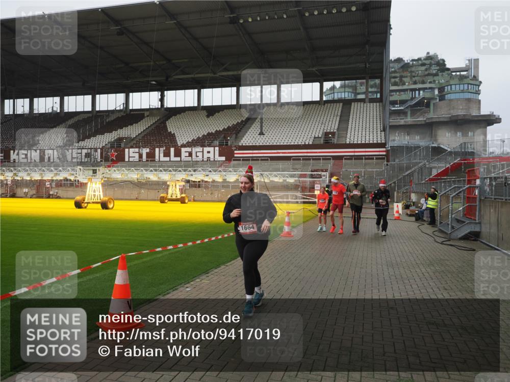 07.12.2025 - St. Pauli X-Mass-Run No. 15 Fabian Wolf http://msf.ph/oto/9417019 07.12.2025 11:13:27 Ziel 585, 1338, 1341, 1647, 1664, 2125, 2773 meine-sportfotos.de