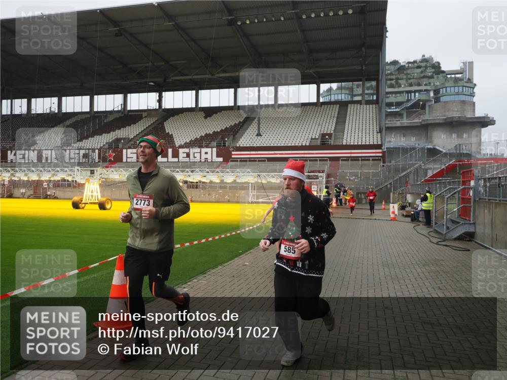 07.12.2025 - St. Pauli X-Mass-Run No. 15 Fabian Wolf http://msf.ph/oto/9417027 07.12.2025 11:13:31 Ziel 585, 1111, 1114, 1338, 1341, 1664, 2125, 2773 meine-sportfotos.de
