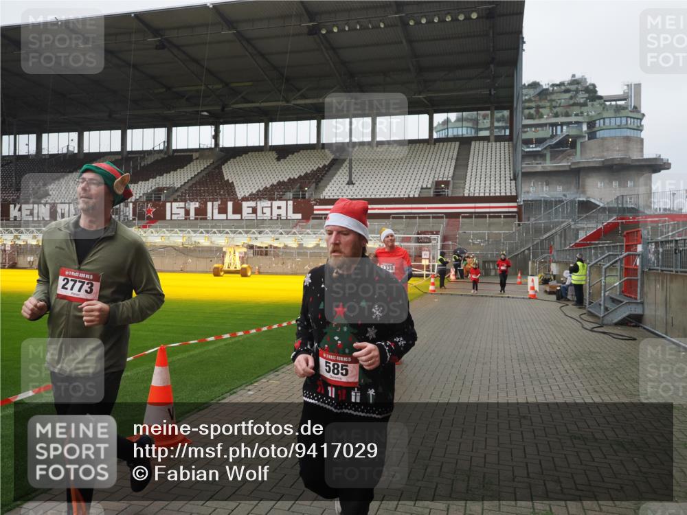 07.12.2025 - St. Pauli X-Mass-Run No. 15 Fabian Wolf http://msf.ph/oto/9417029 07.12.2025 11:13:31 Ziel 585, 1111, 1114, 1338, 1341, 1664, 2125, 2773 meine-sportfotos.de
