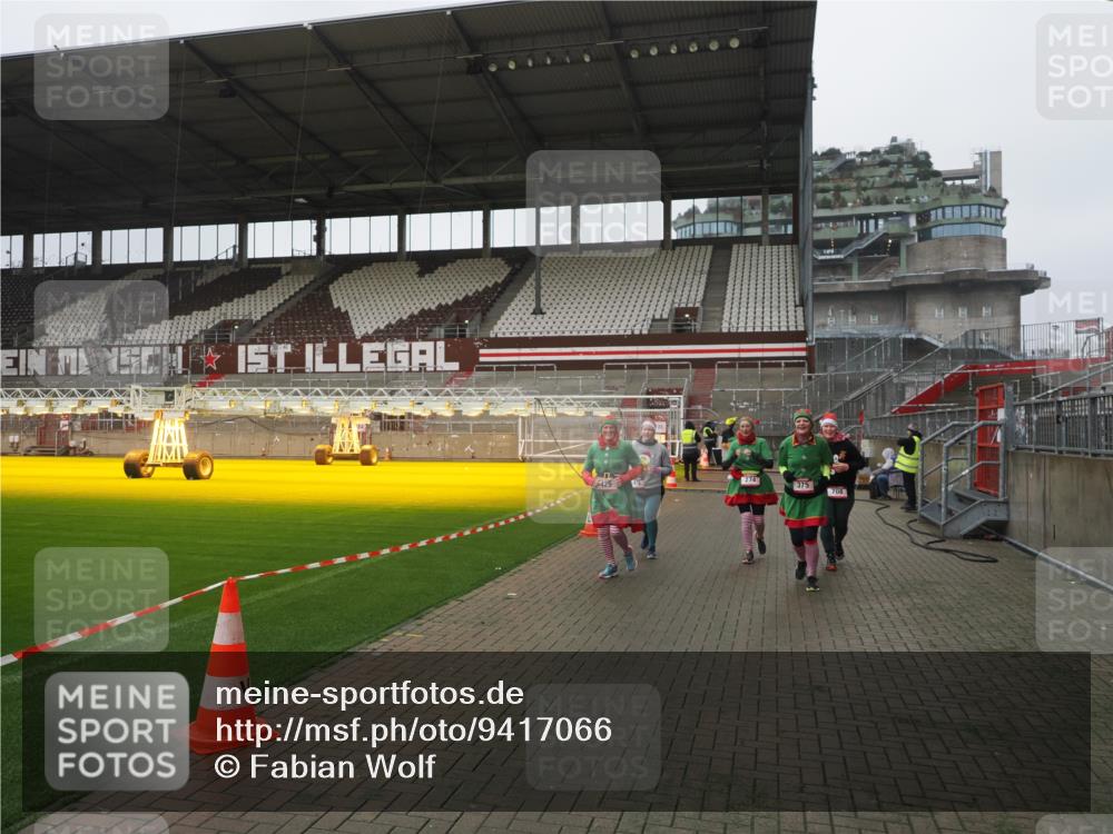 07.12.2025 - St. Pauli X-Mass-Run No. 15 Fabian Wolf http://msf.ph/oto/9417066 07.12.2025 11:14:00 Ziel 274, 375, 425, 475, 708 meine-sportfotos.de