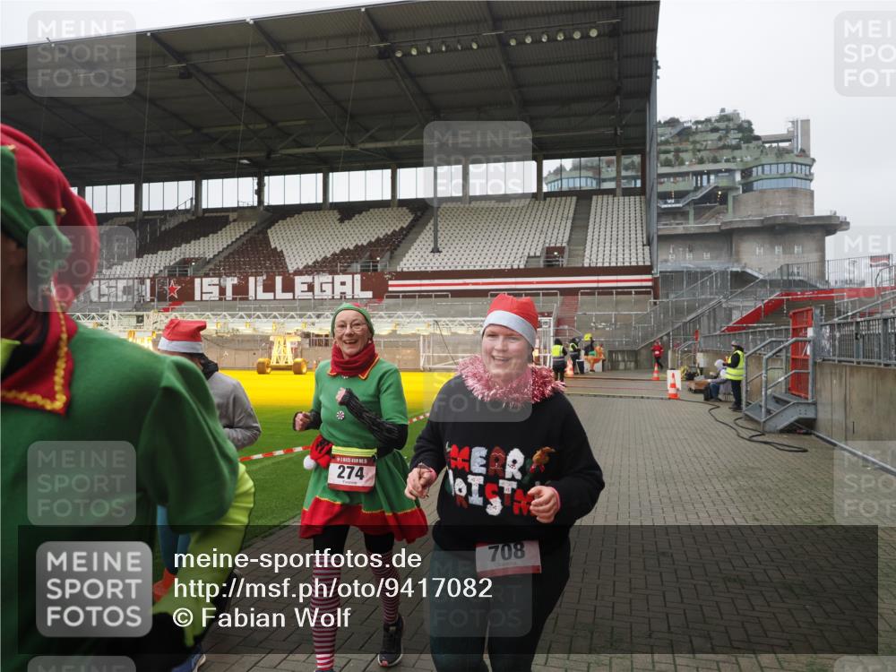 07.12.2025 - St. Pauli X-Mass-Run No. 15 Fabian Wolf http://msf.ph/oto/9417082 07.12.2025 11:14:04 Ziel 274, 375, 425, 475, 708 meine-sportfotos.de