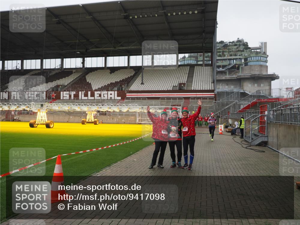 07.12.2025 - St. Pauli X-Mass-Run No. 15 Fabian Wolf http://msf.ph/oto/9417098 07.12.2025 11:14:28 Ziel 525, 942, 946, 948 meine-sportfotos.de