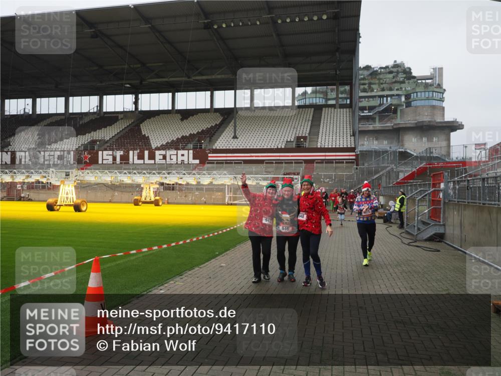 07.12.2025 - St. Pauli X-Mass-Run No. 15 Fabian Wolf http://msf.ph/oto/9417110 07.12.2025 11:14:31 Ziel 525, 1776, 1805, 1806, 2040 meine-sportfotos.de