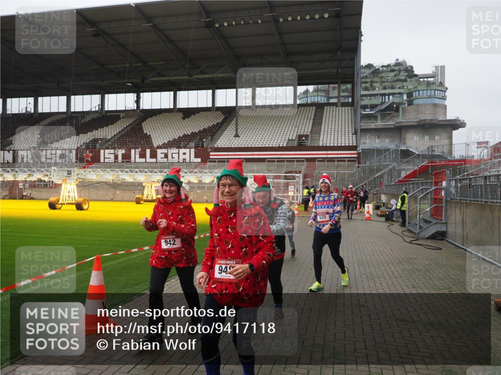 07.12.2025 - St. Pauli X-Mass-Run No. 15 Fabian Wolf http://msf.ph/oto/9417118 07.12.2025 11:14:34 Ziel 525, 1776, 1778, 1798, 1804, 1805, 1806, 1807, 2040, 2211, 4010 meine-sportfotos.de