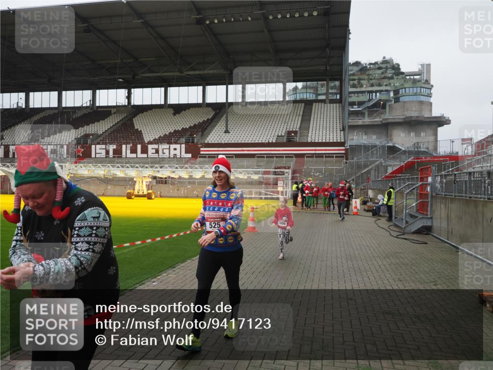 07.12.2025 - St. Pauli X-Mass-Run No. 15 Fabian Wolf http://msf.ph/oto/9417123 07.12.2025 11:14:35 Ziel 525, 1776, 1778, 1798, 1804, 1805, 1806, 1807, 2040, 2211, 4010 meine-sportfotos.de