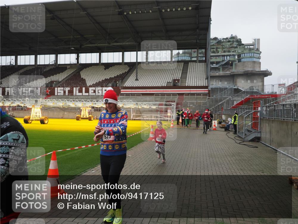 07.12.2025 - St. Pauli X-Mass-Run No. 15 Fabian Wolf http://msf.ph/oto/9417125 07.12.2025 11:14:36 Ziel 525, 1776, 1778, 1798, 1804, 1805, 1806, 1807, 2040, 2211, 4010 meine-sportfotos.de