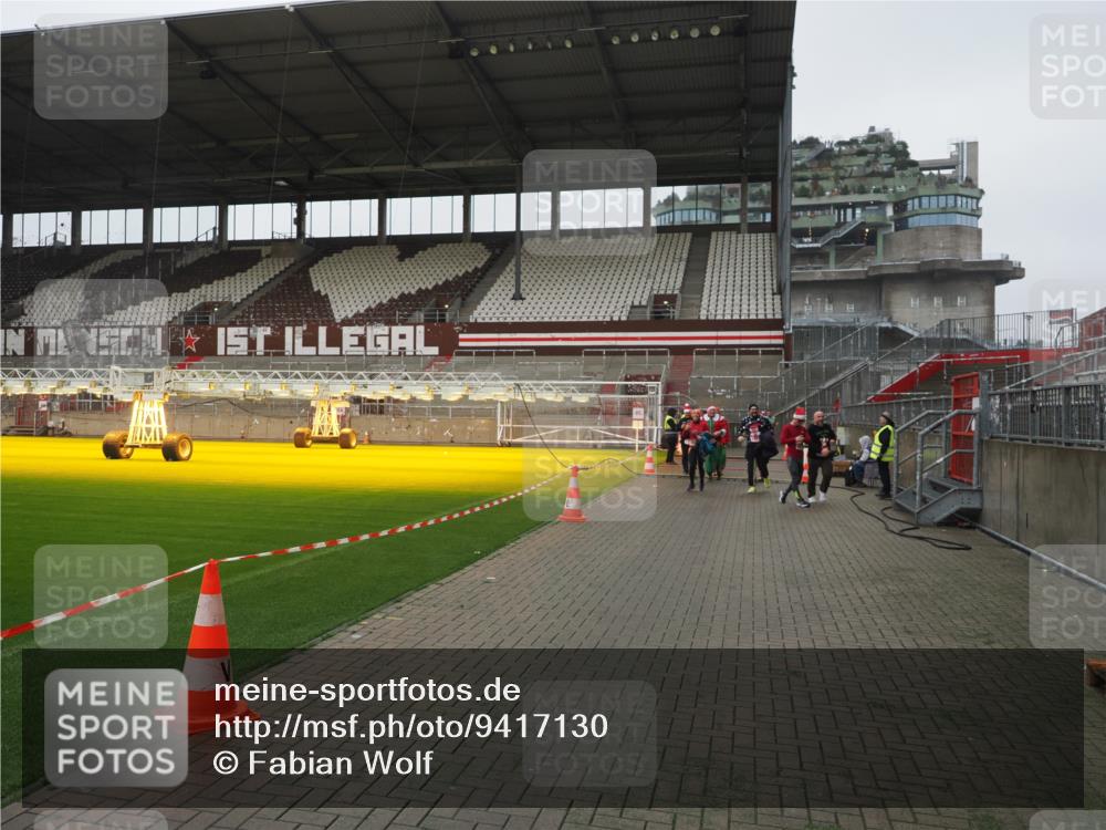 07.12.2025 - St. Pauli X-Mass-Run No. 15 Fabian Wolf http://msf.ph/oto/9417130 07.12.2025 11:14:37 Ziel 525, 1776, 1778, 1798, 1804, 1805, 1806, 1807, 2040, 2211, 4010 meine-sportfotos.de