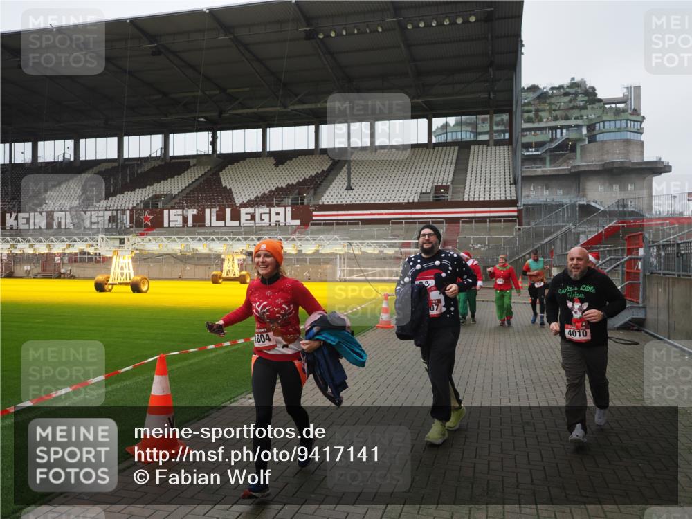 07.12.2025 - St. Pauli X-Mass-Run No. 15 Fabian Wolf http://msf.ph/oto/9417141 07.12.2025 11:14:43 Ziel 525, 922, 1776, 1778, 1798, 1804, 1805, 1806, 1807, 2040, 2211, 4010 meine-sportfotos.de
