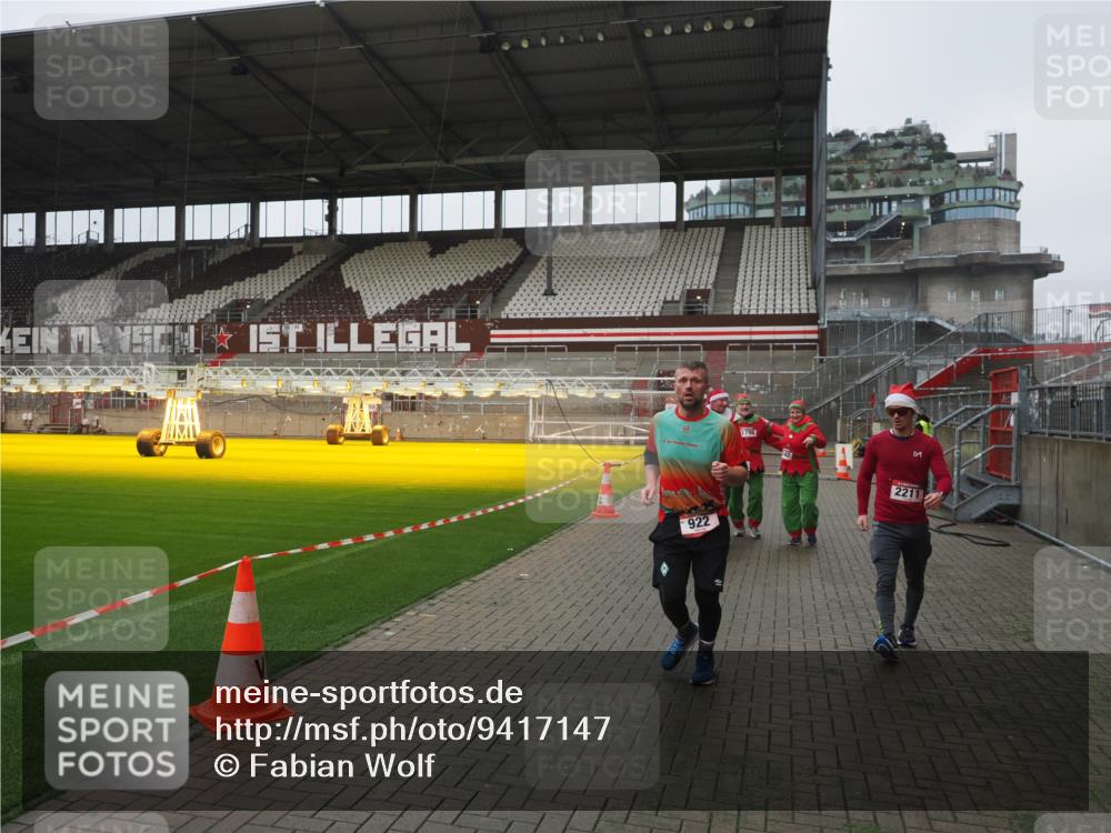 07.12.2025 - St. Pauli X-Mass-Run No. 15 Fabian Wolf http://msf.ph/oto/9417147 07.12.2025 11:14:46 Ziel 922, 1776, 1778, 1798, 1804, 1805, 1806, 1807, 2040, 2211, 4010 meine-sportfotos.de