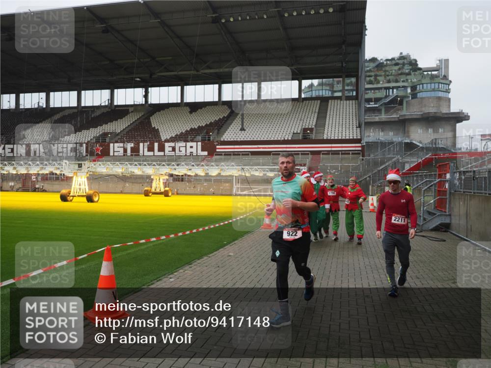 07.12.2025 - St. Pauli X-Mass-Run No. 15 Fabian Wolf http://msf.ph/oto/9417148 07.12.2025 11:14:46 Ziel 922, 1776, 1778, 1798, 1804, 1805, 1806, 1807, 2040, 2211, 4010 meine-sportfotos.de