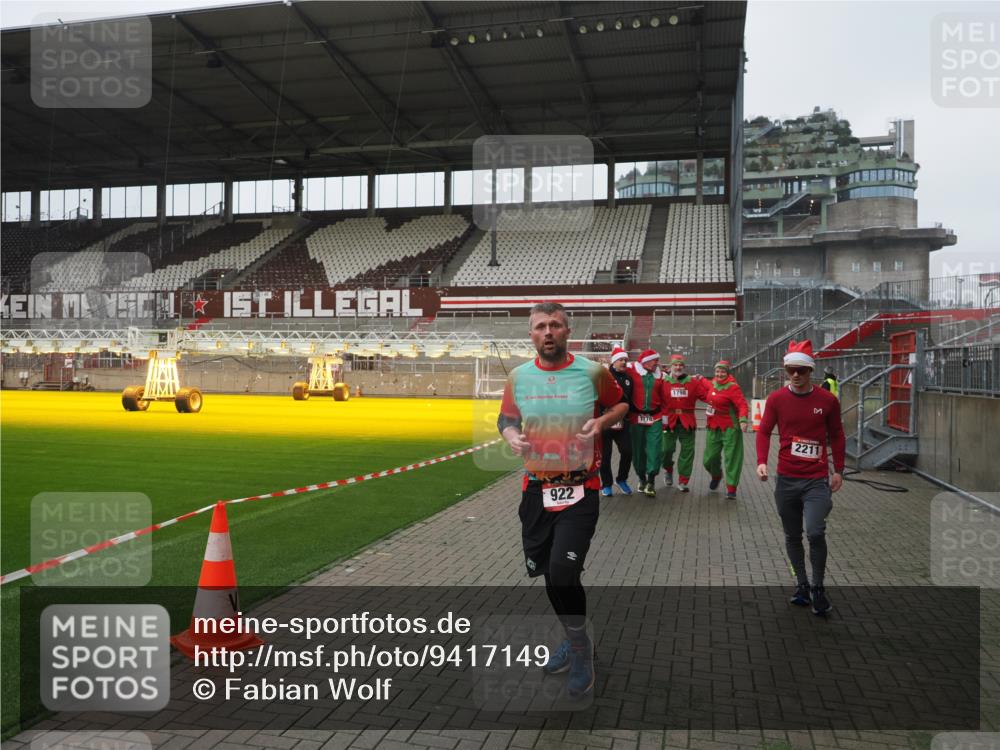 07.12.2025 - St. Pauli X-Mass-Run No. 15 Fabian Wolf http://msf.ph/oto/9417149 07.12.2025 11:14:47 Ziel 922, 1776, 1778, 1798, 1804, 1805, 1806, 1807, 2040, 2211, 4010 meine-sportfotos.de