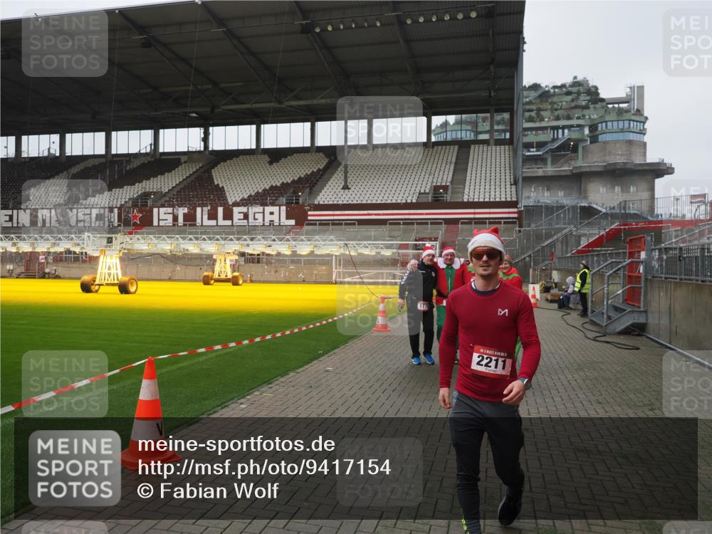 07.12.2025 - St. Pauli X-Mass-Run No. 15 Fabian Wolf http://msf.ph/oto/9417154 07.12.2025 11:14:48 Ziel 922, 1776, 1778, 1798, 1804, 1805, 1806, 1807, 2040, 2211, 4010 meine-sportfotos.de