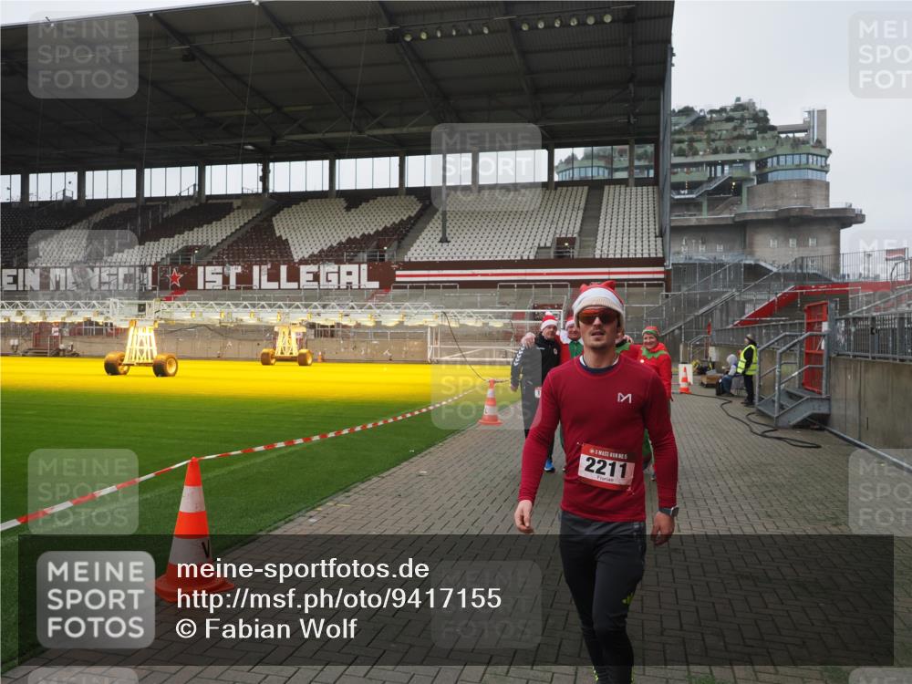 07.12.2025 - St. Pauli X-Mass-Run No. 15 Fabian Wolf http://msf.ph/oto/9417155 07.12.2025 11:14:49 Ziel 922, 1776, 1778, 1798, 1804, 1805, 1806, 1807, 2040, 2211, 4010 meine-sportfotos.de
