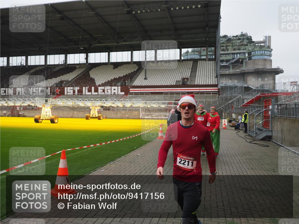 07.12.2025 - St. Pauli X-Mass-Run No. 15 Fabian Wolf http://msf.ph/oto/9417156 07.12.2025 11:14:49 Ziel 922, 1776, 1778, 1798, 1804, 1805, 1806, 1807, 2040, 2211, 4010 meine-sportfotos.de