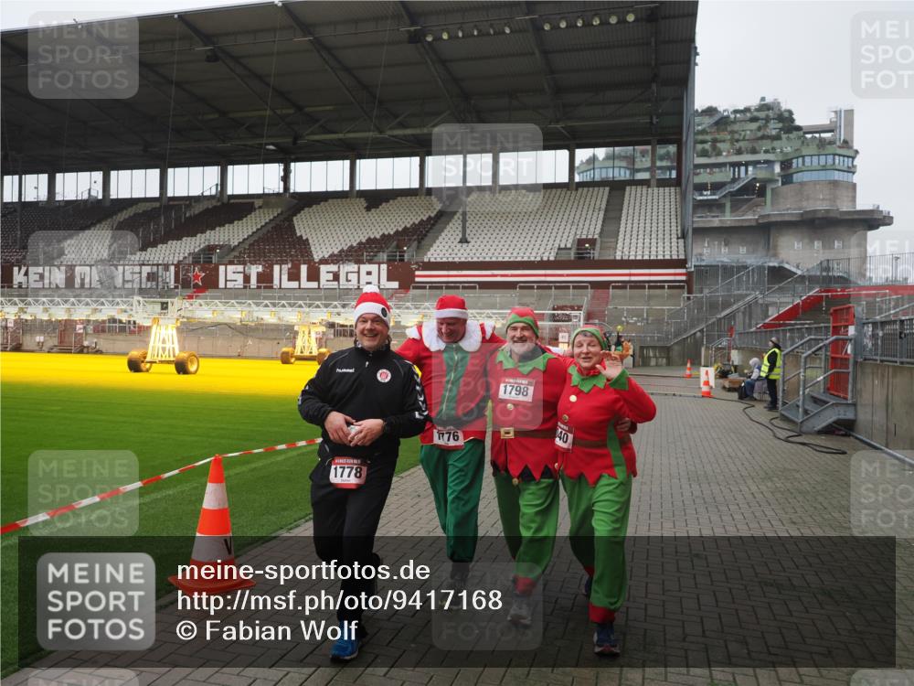 07.12.2025 - St. Pauli X-Mass-Run No. 15 Fabian Wolf http://msf.ph/oto/9417168 07.12.2025 11:14:53 Ziel 922, 1778, 1798, 1804, 1807, 4010 meine-sportfotos.de