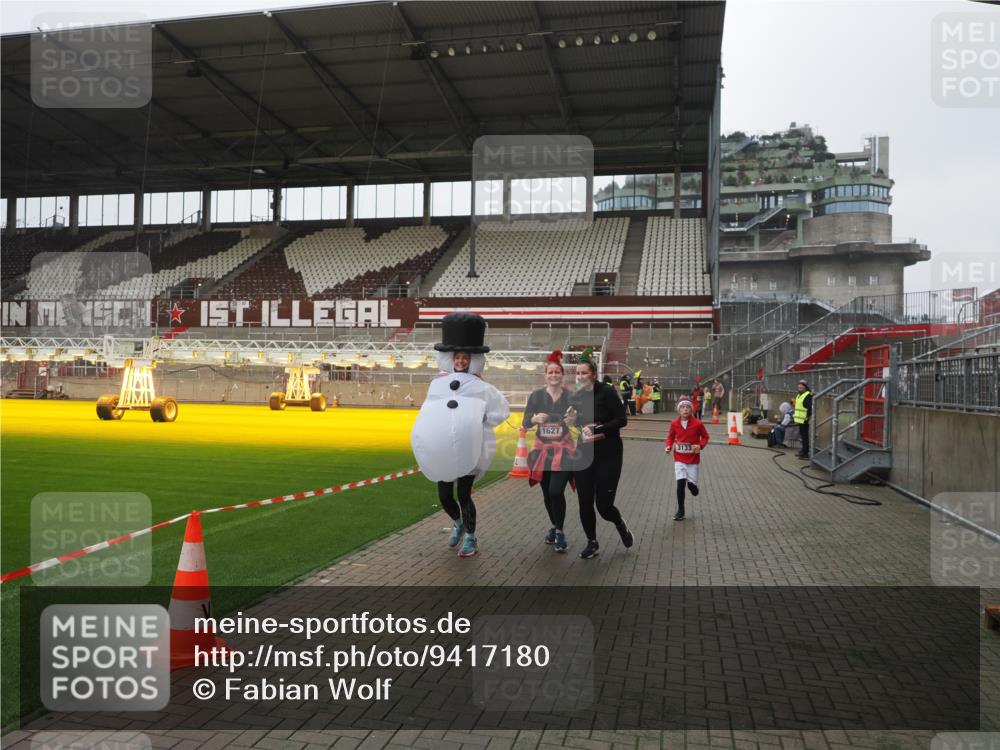 07.12.2025 - St. Pauli X-Mass-Run No. 15 Fabian Wolf http://msf.ph/oto/9417180 07.12.2025 11:15:11 Ziel 313, 1623, 1627, 1662, 3133 meine-sportfotos.de