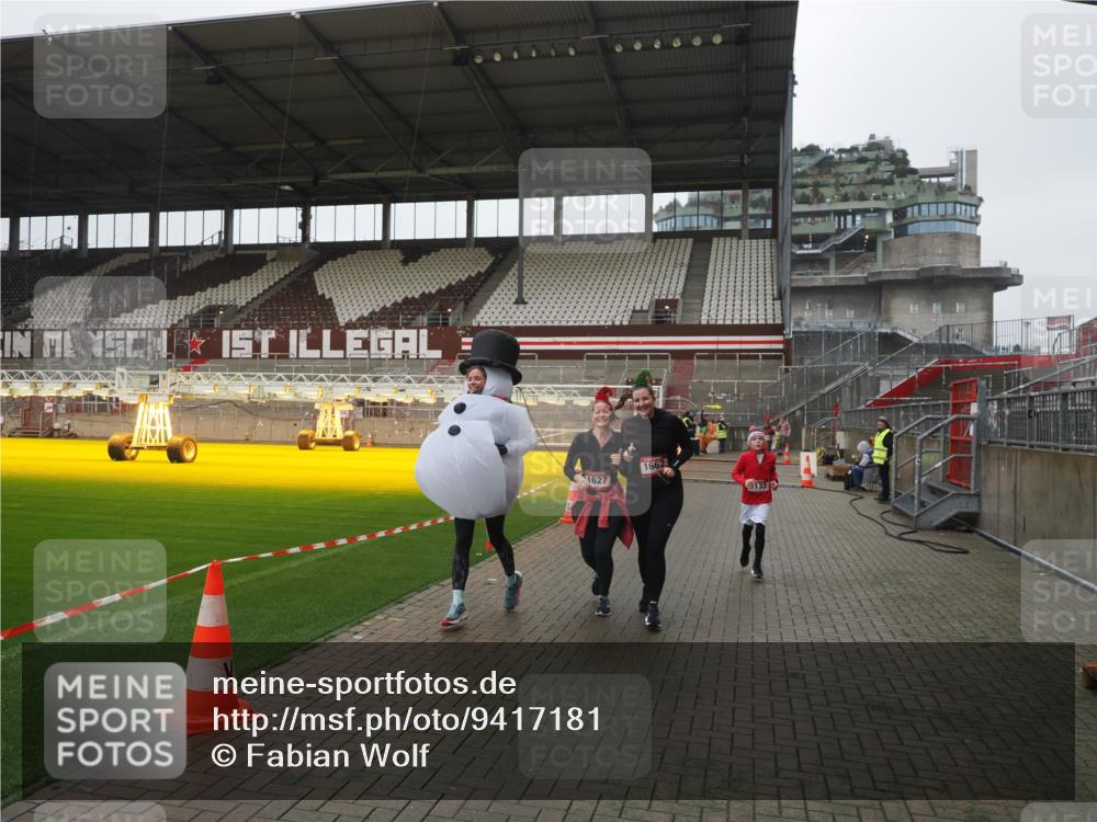 07.12.2025 - St. Pauli X-Mass-Run No. 15 Fabian Wolf http://msf.ph/oto/9417181 07.12.2025 11:15:11 Ziel 313, 1623, 1627, 1662, 3133 meine-sportfotos.de