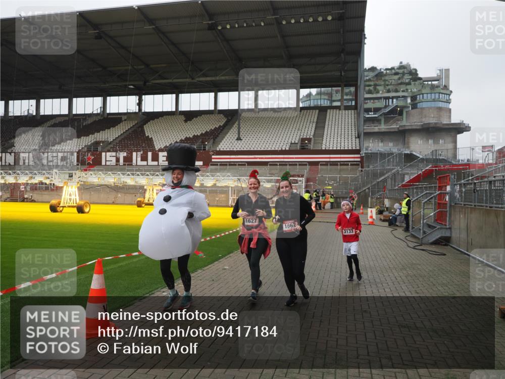 07.12.2025 - St. Pauli X-Mass-Run No. 15 Fabian Wolf http://msf.ph/oto/9417184 07.12.2025 11:15:12 Ziel 313, 1623, 1627, 1662, 3133 meine-sportfotos.de