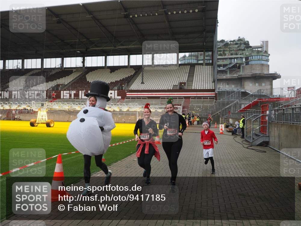 07.12.2025 - St. Pauli X-Mass-Run No. 15 Fabian Wolf http://msf.ph/oto/9417185 07.12.2025 11:15:12 Ziel 313, 1623, 1627, 1662, 3133 meine-sportfotos.de