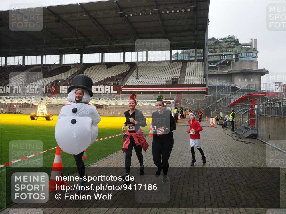 07.12.2025 - St. Pauli X-Mass-Run No. 15 Fabian Wolf http://msf.ph/oto/9417186 07.12.2025 11:15:12 Ziel 313, 1623, 1627, 1662, 3133 meine-sportfotos.de