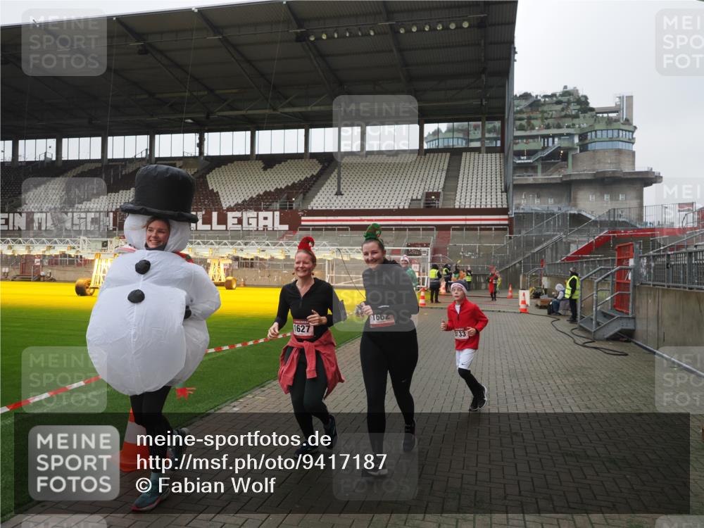07.12.2025 - St. Pauli X-Mass-Run No. 15 Fabian Wolf http://msf.ph/oto/9417187 07.12.2025 11:15:13 Ziel 313, 1218, 1623, 1627, 1662, 3133 meine-sportfotos.de