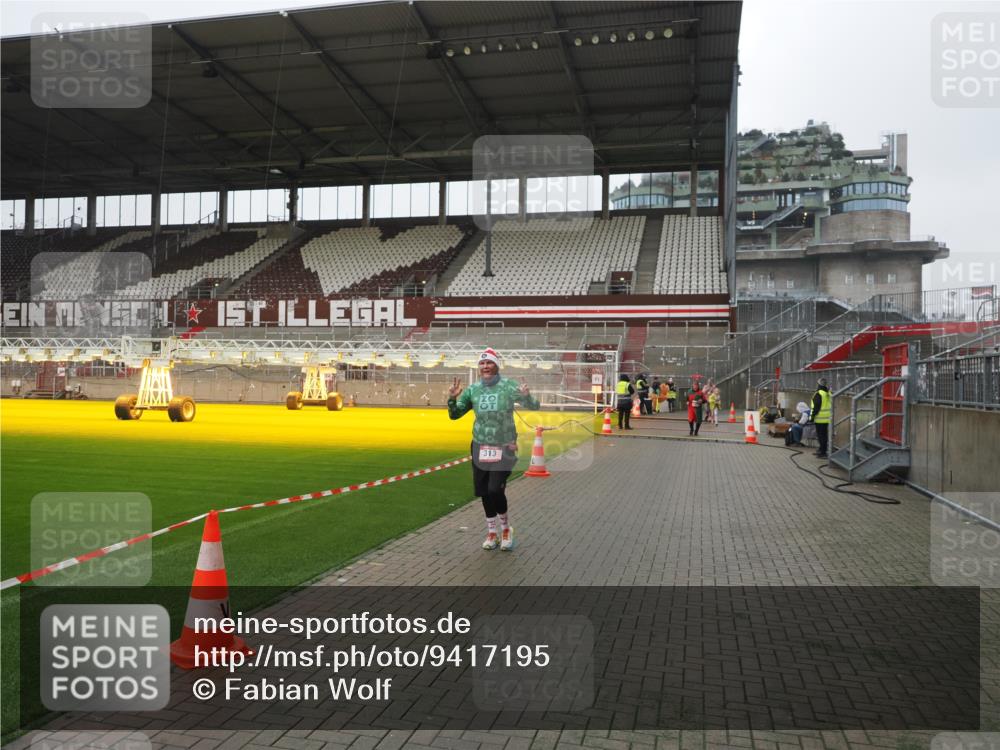 07.12.2025 - St. Pauli X-Mass-Run No. 15 Fabian Wolf http://msf.ph/oto/9417195 07.12.2025 11:15:15 Ziel 313, 1218, 1623, 1627, 1662, 3133 meine-sportfotos.de