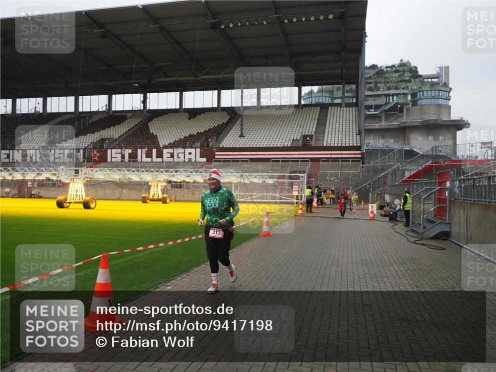 07.12.2025 - St. Pauli X-Mass-Run No. 15 Fabian Wolf http://msf.ph/oto/9417198 07.12.2025 11:15:16 Ziel 313, 391, 1218, 1282, 1623, 1627, 1662, 3133 meine-sportfotos.de
