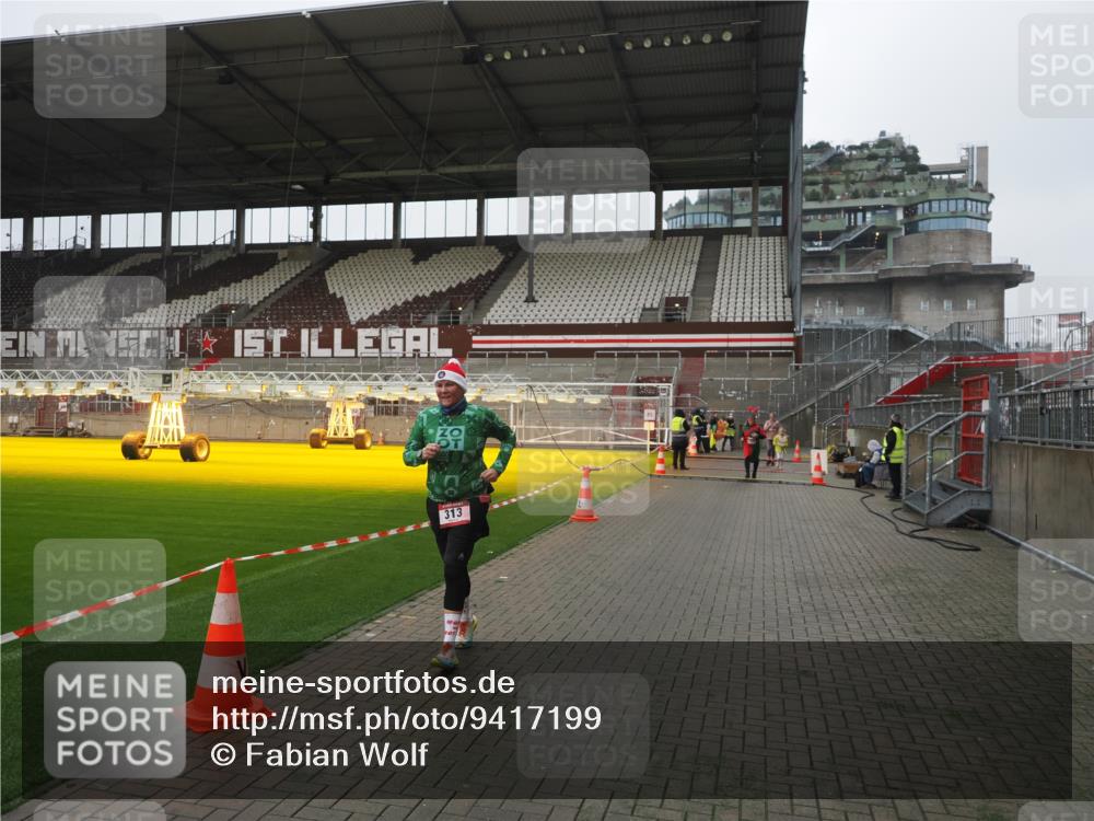 07.12.2025 - St. Pauli X-Mass-Run No. 15 Fabian Wolf http://msf.ph/oto/9417199 07.12.2025 11:15:16 Ziel 313, 391, 1218, 1282, 1623, 1627, 1662, 3133 meine-sportfotos.de