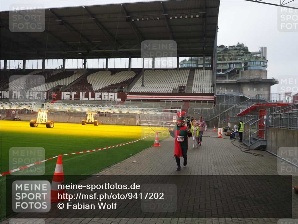 07.12.2025 - St. Pauli X-Mass-Run No. 15 Fabian Wolf http://msf.ph/oto/9417202 07.12.2025 11:15:22 Ziel 313, 391, 1218, 1282, 1627, 1662, 3133 meine-sportfotos.de