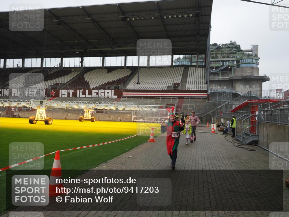 07.12.2025 - St. Pauli X-Mass-Run No. 15 Fabian Wolf http://msf.ph/oto/9417203 07.12.2025 11:15:22 Ziel 313, 391, 1218, 1282, 1627, 1662, 3133 meine-sportfotos.de