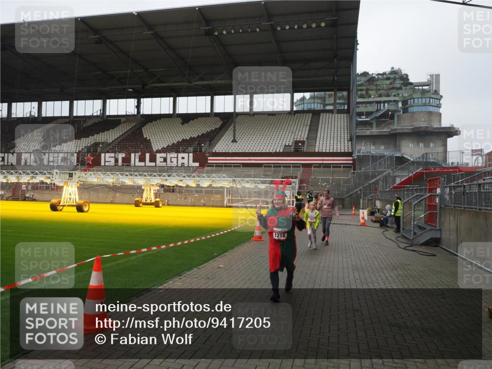 07.12.2025 - St. Pauli X-Mass-Run No. 15 Fabian Wolf http://msf.ph/oto/9417205 07.12.2025 11:15:23 Ziel 313, 391, 1218, 1282, 3133 meine-sportfotos.de