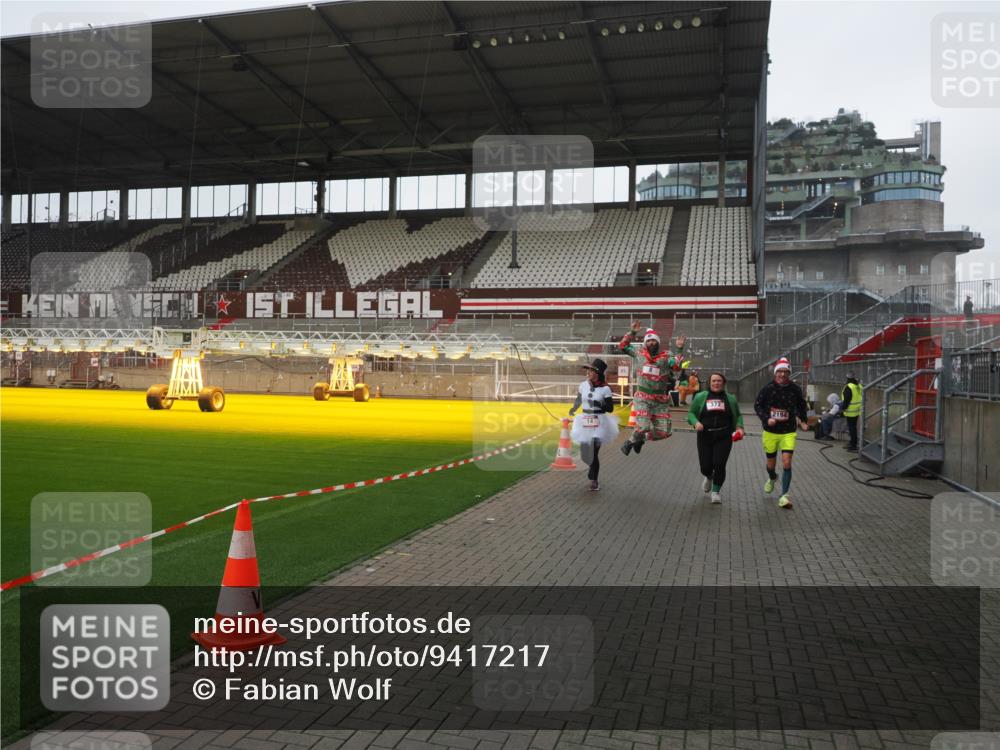 07.12.2025 - St. Pauli X-Mass-Run No. 15 Fabian Wolf http://msf.ph/oto/9417217 07.12.2025 11:15:50 Ziel 8, 14, 372, 2194 meine-sportfotos.de