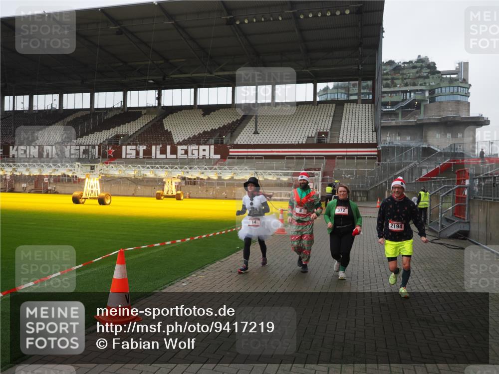 07.12.2025 - St. Pauli X-Mass-Run No. 15 Fabian Wolf http://msf.ph/oto/9417219 07.12.2025 11:15:52 Ziel 8, 14, 372, 2194 meine-sportfotos.de