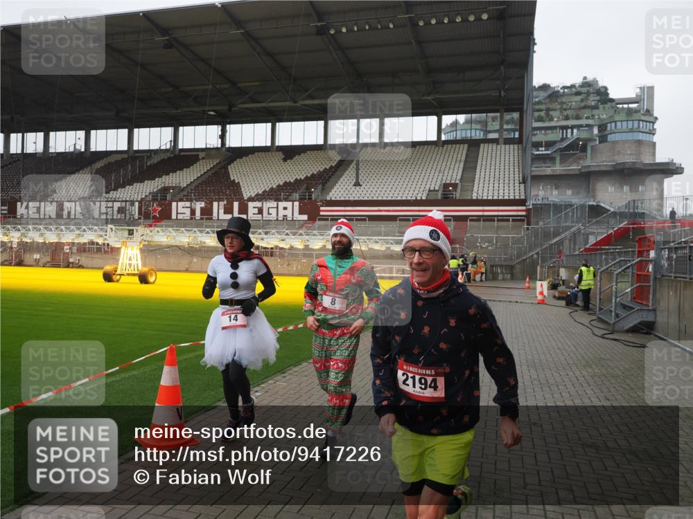 07.12.2025 - St. Pauli X-Mass-Run No. 15 Fabian Wolf http://msf.ph/oto/9417226 07.12.2025 11:15:53 Ziel 8, 14, 372, 2194 meine-sportfotos.de