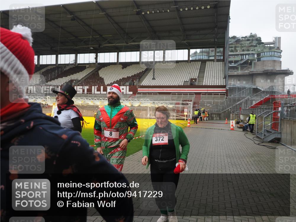 07.12.2025 - St. Pauli X-Mass-Run No. 15 Fabian Wolf http://msf.ph/oto/9417229 07.12.2025 11:15:54 Ziel 8, 14, 372, 2194 meine-sportfotos.de