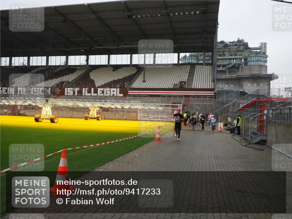 07.12.2025 - St. Pauli X-Mass-Run No. 15 Fabian Wolf http://msf.ph/oto/9417233 07.12.2025 11:16:02 Ziel 8, 2194, 2195, 2464, 3326 meine-sportfotos.de