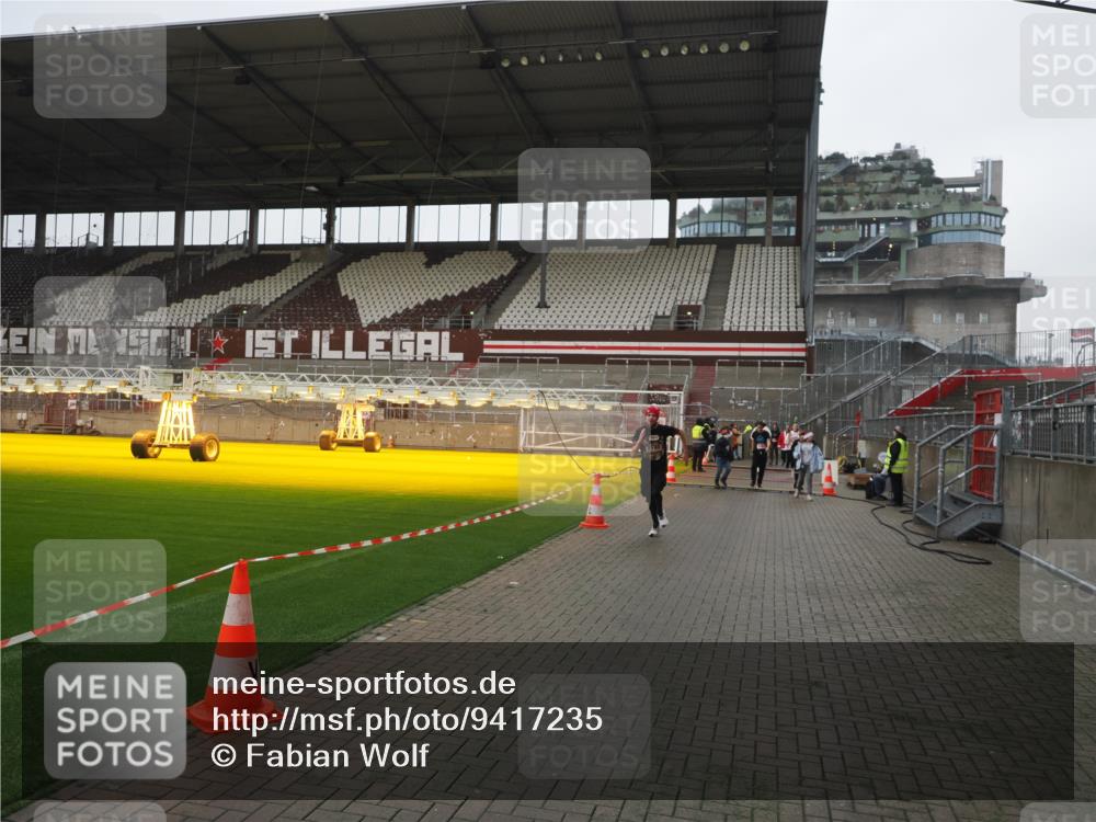 07.12.2025 - St. Pauli X-Mass-Run No. 15 Fabian Wolf http://msf.ph/oto/9417235 07.12.2025 11:16:03 Ziel 1821, 1825, 2194, 2195, 2464, 3326 meine-sportfotos.de