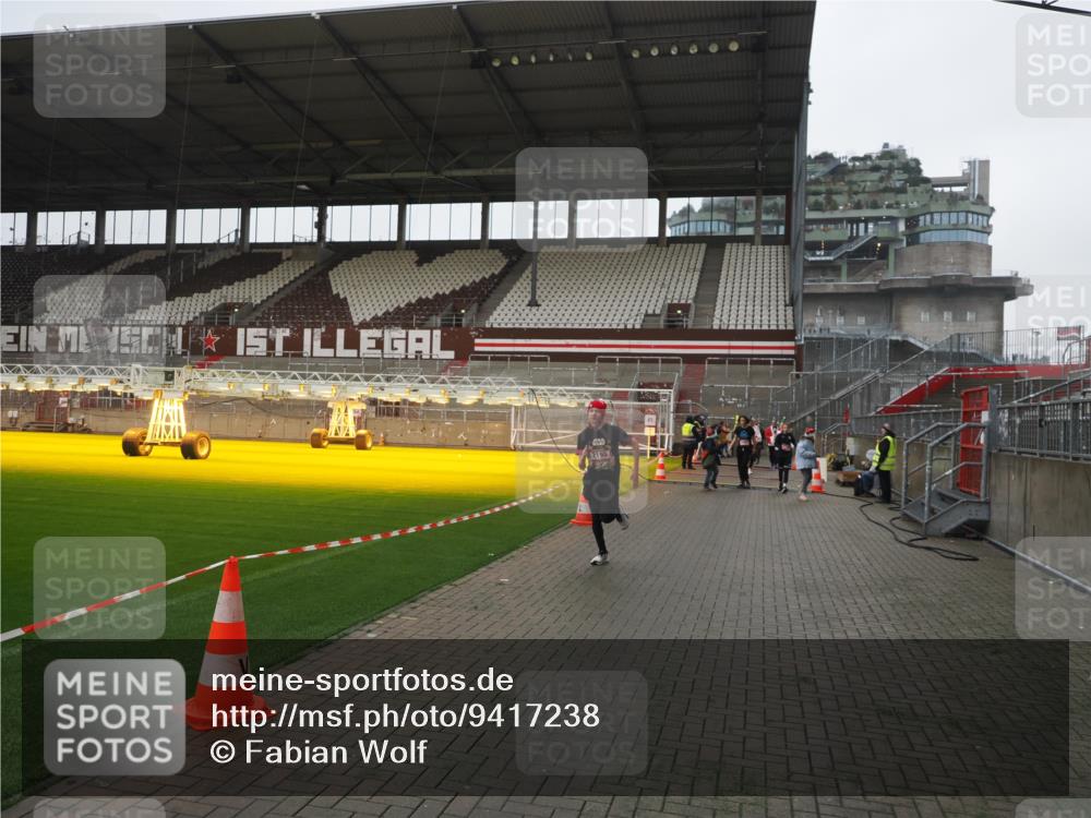 07.12.2025 - St. Pauli X-Mass-Run No. 15 Fabian Wolf http://msf.ph/oto/9417238 07.12.2025 11:16:03 Ziel 1821, 1825, 2194, 2195, 2464, 3326 meine-sportfotos.de
