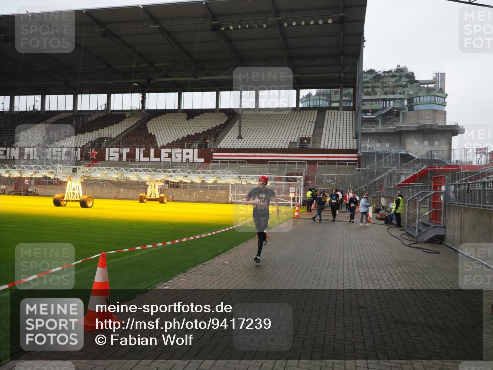 07.12.2025 - St. Pauli X-Mass-Run No. 15 Fabian Wolf http://msf.ph/oto/9417239 07.12.2025 11:16:03 Ziel 1821, 1825, 2194, 2195, 2464, 3326 meine-sportfotos.de