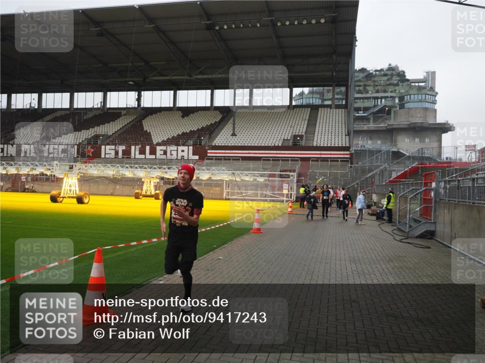 07.12.2025 - St. Pauli X-Mass-Run No. 15 Fabian Wolf http://msf.ph/oto/9417243 07.12.2025 11:16:04 Ziel 1821, 1825, 2195, 2464, 3326 meine-sportfotos.de