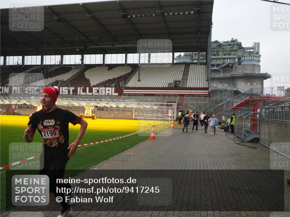 07.12.2025 - St. Pauli X-Mass-Run No. 15 Fabian Wolf http://msf.ph/oto/9417245 07.12.2025 11:16:05 Ziel 1800, 1802, 1821, 1825, 2195, 2464, 3326 meine-sportfotos.de