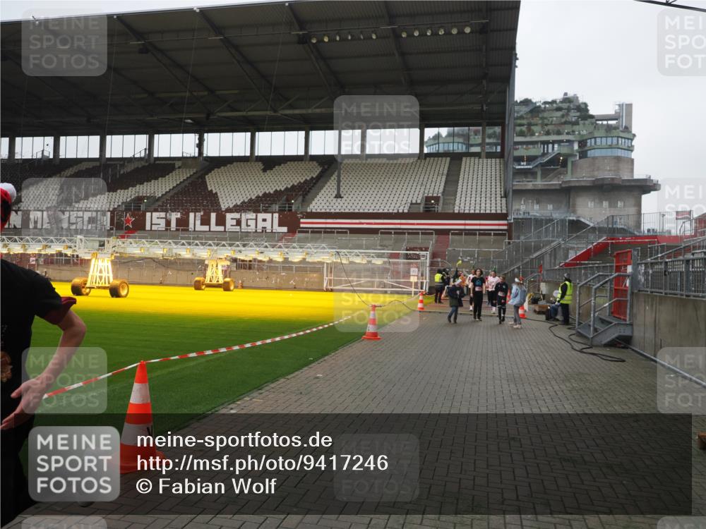 07.12.2025 - St. Pauli X-Mass-Run No. 15 Fabian Wolf http://msf.ph/oto/9417246 07.12.2025 11:16:05 Ziel 1800, 1802, 1821, 1825, 2195, 2464, 3326 meine-sportfotos.de