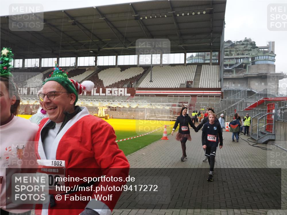 07.12.2025 - St. Pauli X-Mass-Run No. 15 Fabian Wolf http://msf.ph/oto/9417272 07.12.2025 11:16:19 Ziel 1800, 1802, 1821, 1825, 2195, 2464, 3241, 3256, 3326 meine-sportfotos.de