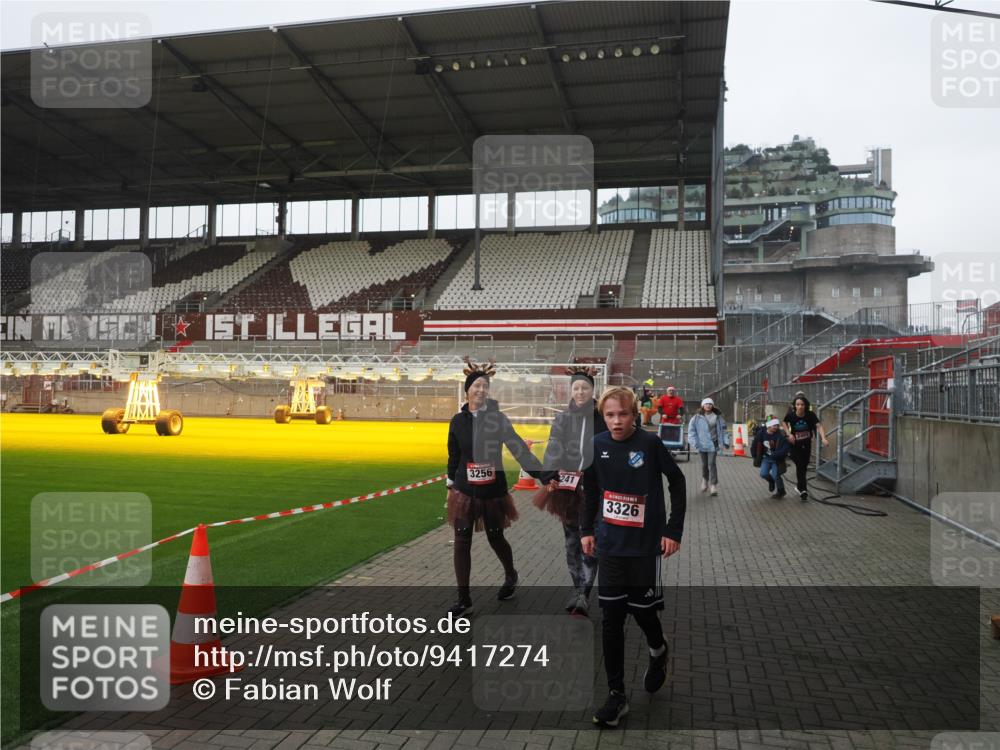 07.12.2025 - St. Pauli X-Mass-Run No. 15 Fabian Wolf http://msf.ph/oto/9417274 07.12.2025 11:16:20 Ziel 1800, 1802, 1821, 1825, 2464, 3241, 3256, 3326 meine-sportfotos.de