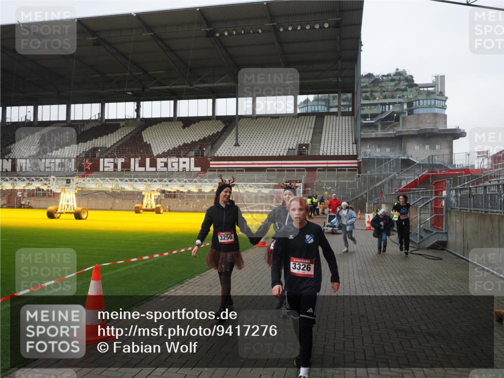 07.12.2025 - St. Pauli X-Mass-Run No. 15 Fabian Wolf http://msf.ph/oto/9417276 07.12.2025 11:16:21 Ziel 1800, 1802, 1821, 1825, 3241, 3256, 3326 meine-sportfotos.de